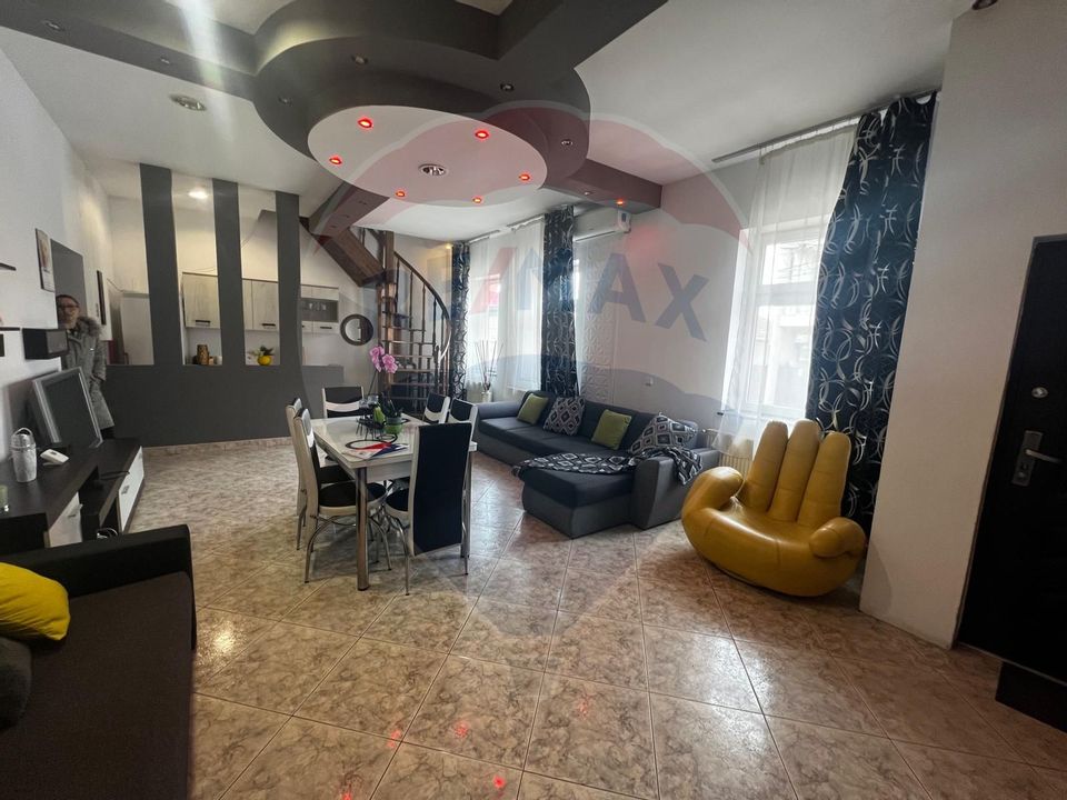 Casă pe doua nivele 3 camere zona Intim