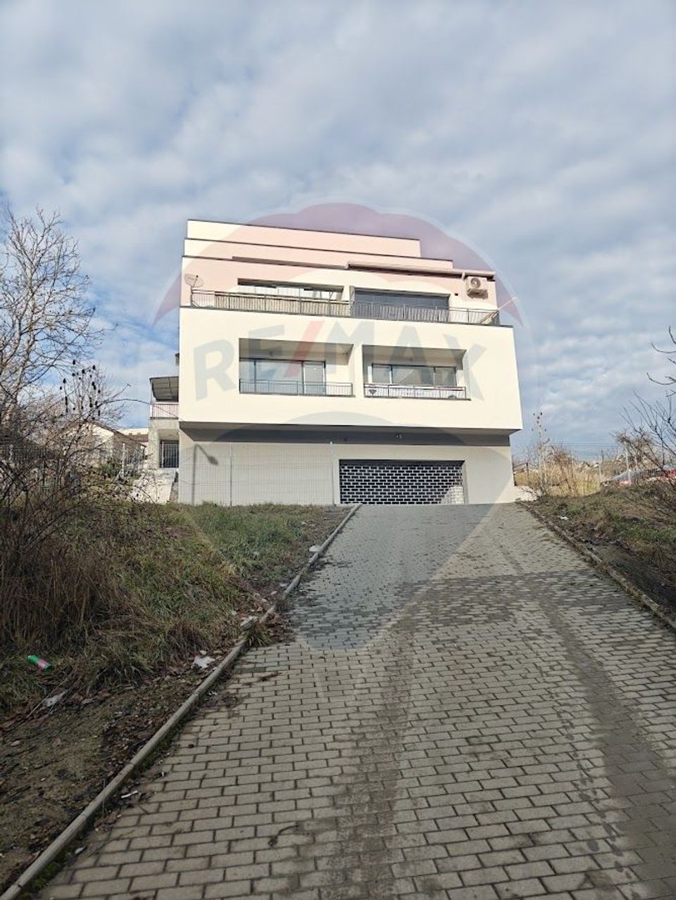 Spațiu depozitare de 100mp, cu parcare, de închiriat în zona Iris