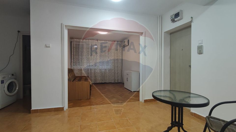 De inchiriat apartament 3 camere spatios  etaj 1 Splaiul Crisanei