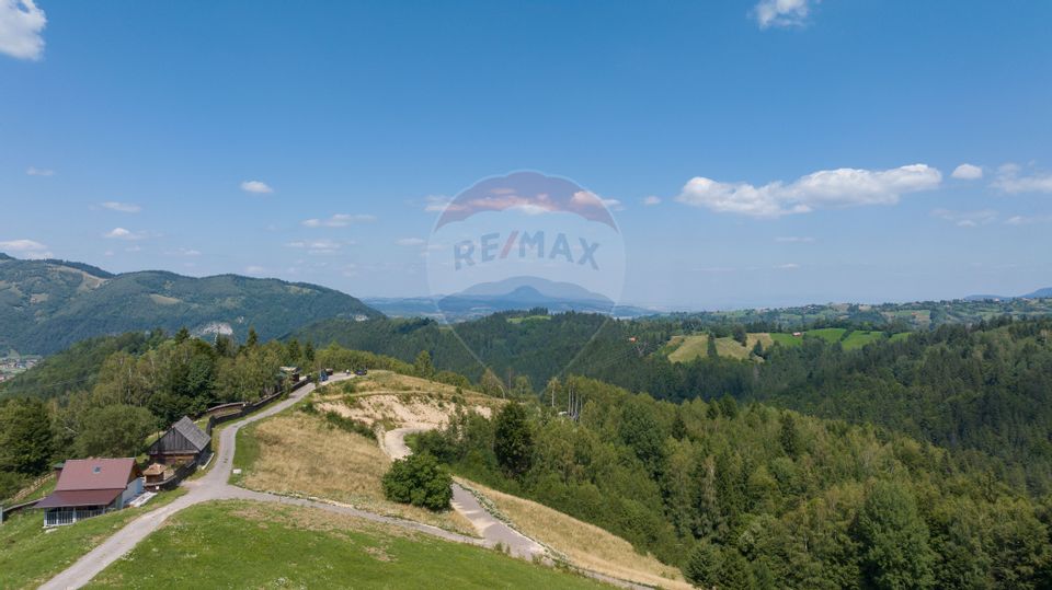 Teren Panoramic in Bran – Vedere spre Bucegi & Piatra Craiului