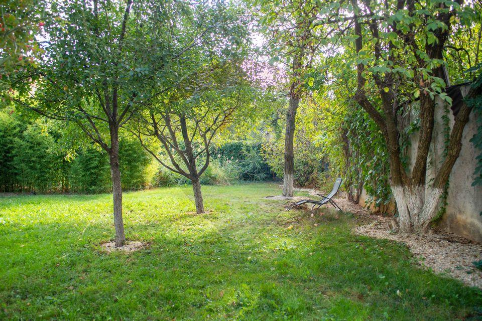 Casă / Vilă cu 10 camere si teren generos, Sos. Salaj