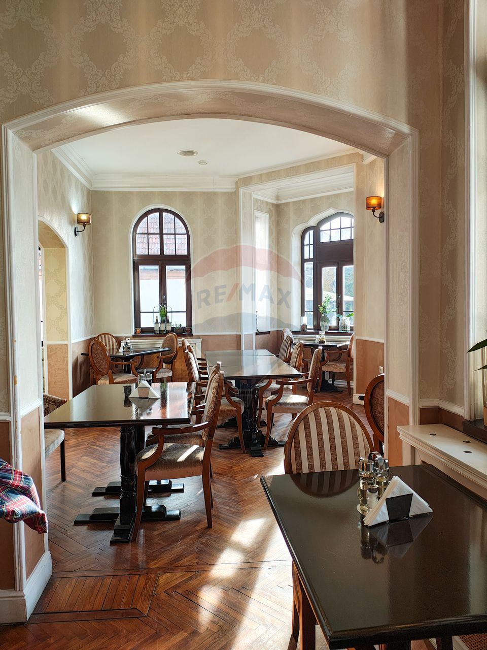 Două vile de patrimoniu, restaurate integral, cu farmec interbelic