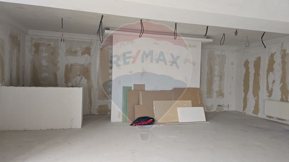 Spațiu Industrial & Comercial – 11735 mp, Hala 2900 mp, Birouri 727 mp