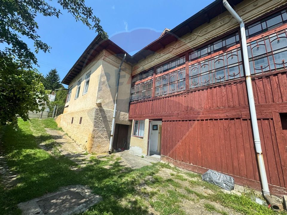 Casă boierească cu istorie, teren generos și ieșire la Râul Târgului