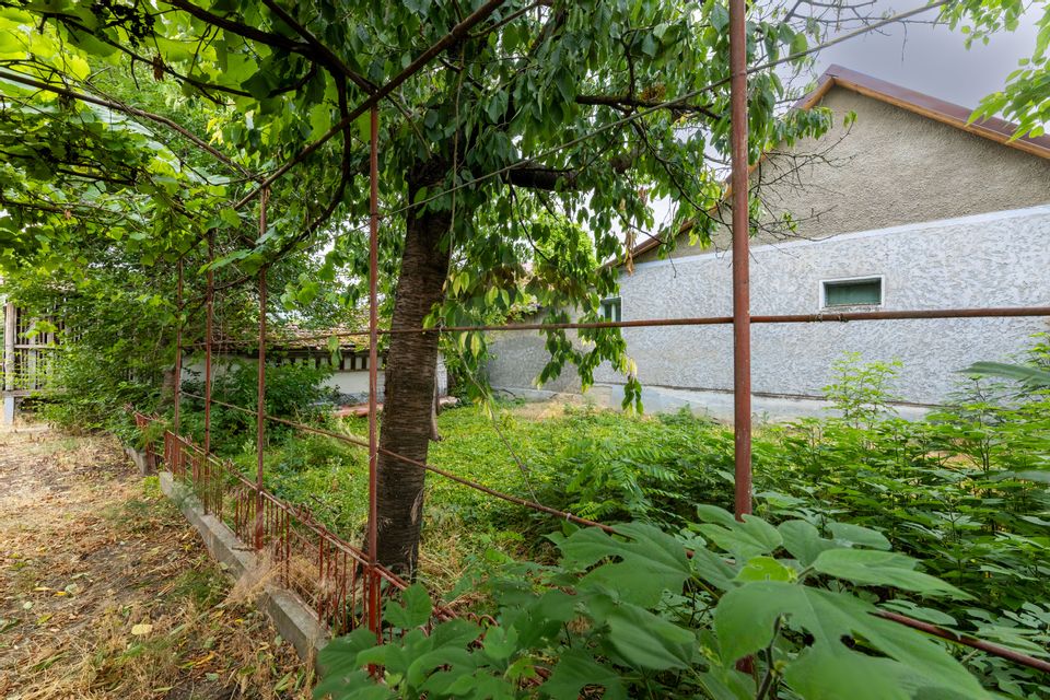 Casă cu 3 camere de vânzare, renovată la gri, teren 3300m Variașu Mare