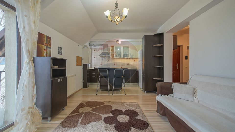 Apartament cu 3 camere de vânzare în zona Florilor
