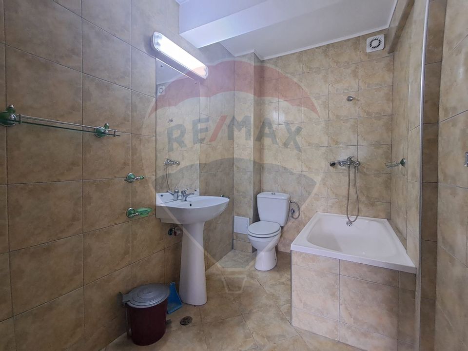 Pensiune Eselnita / 16 camere / Teren - 1448 mp / Ponton