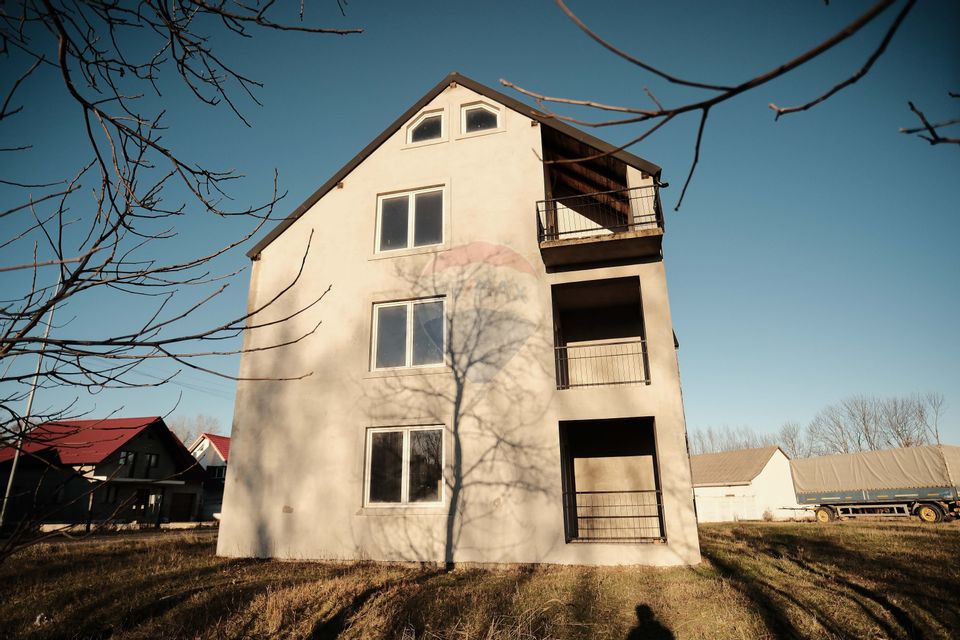 De vanzare bloc la gri format din 9 apartamente