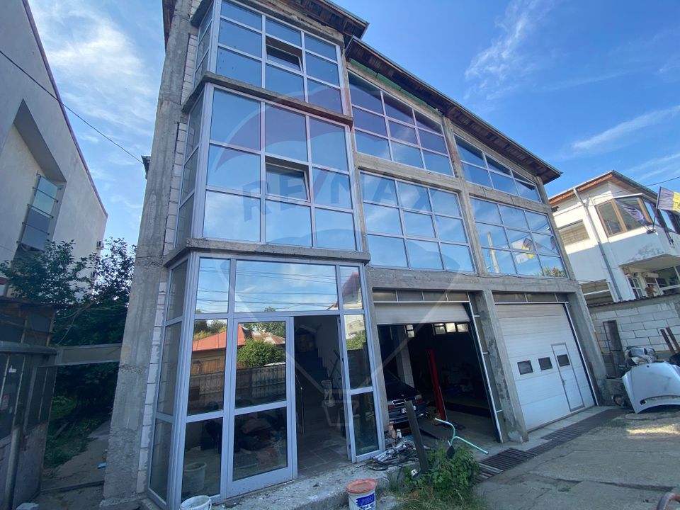 Casă / Vilă, și service cu spații de birouri, de vânzare în sector 4