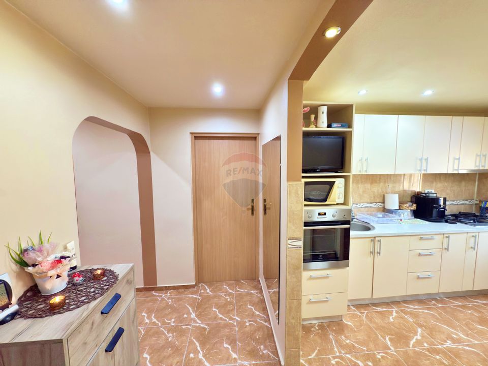 Apartament cu 3 camere de vânzare în zona Micalaca
