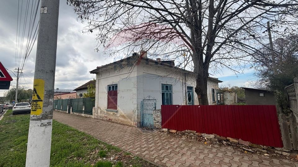 Teren cu constructie, central,  oras Negru Voda-vis-a-vis de Primarie