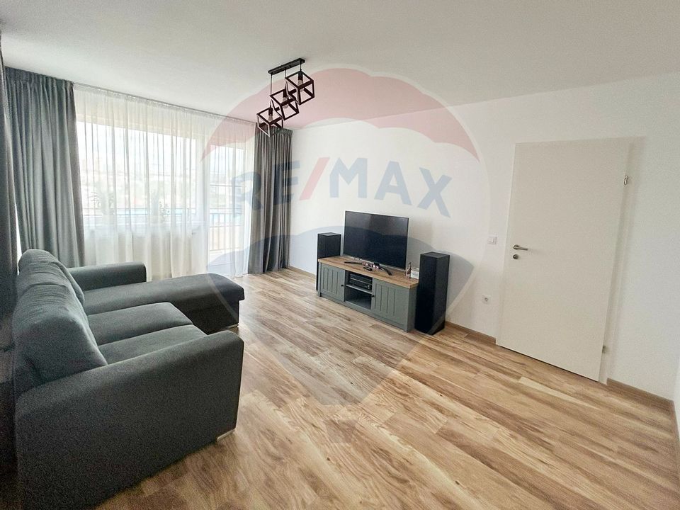 Apartament cu 3 camere de vânzare în zona Tractorul