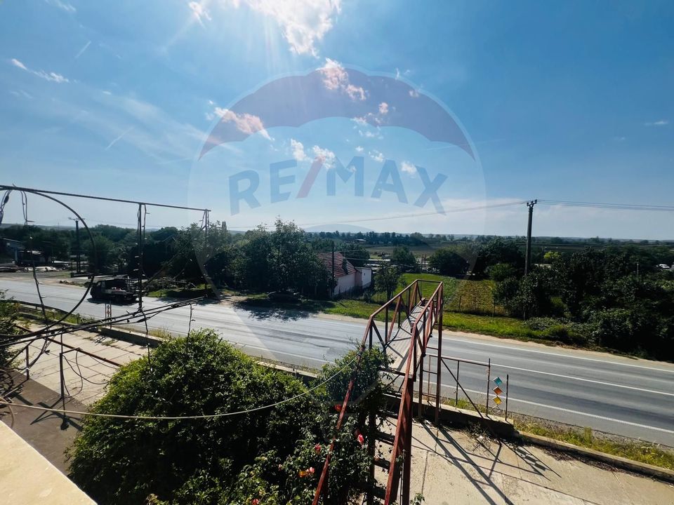Casă P+E+M cu spălătorie auto și restaurant la DN 7 în LIPOVA