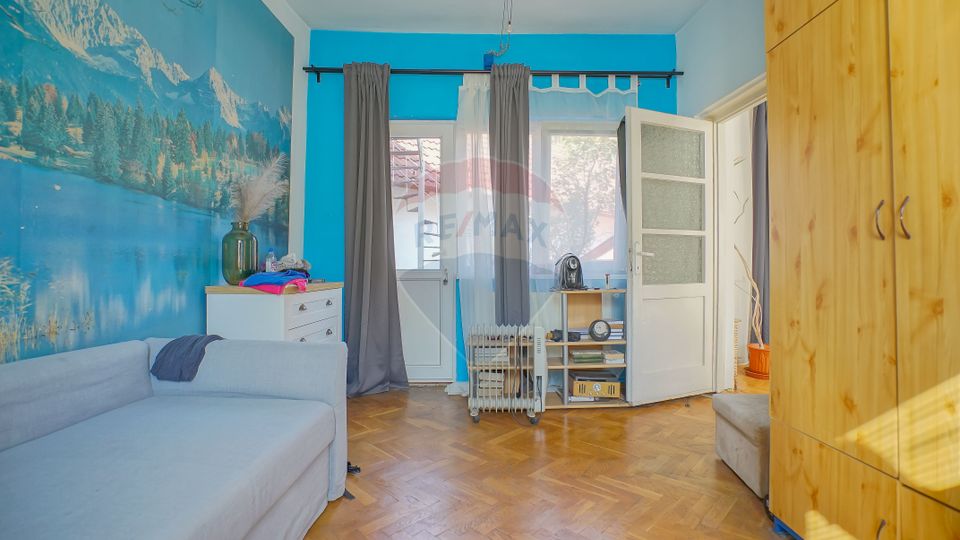 REZERVATA! Vilă impozantă, cu două apartamente și mansardă, Schei