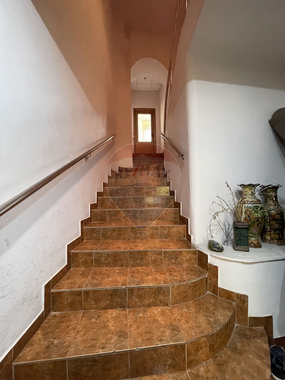 Duplex cu 9 camere de vânzare în zona Peninsula. D+P+E