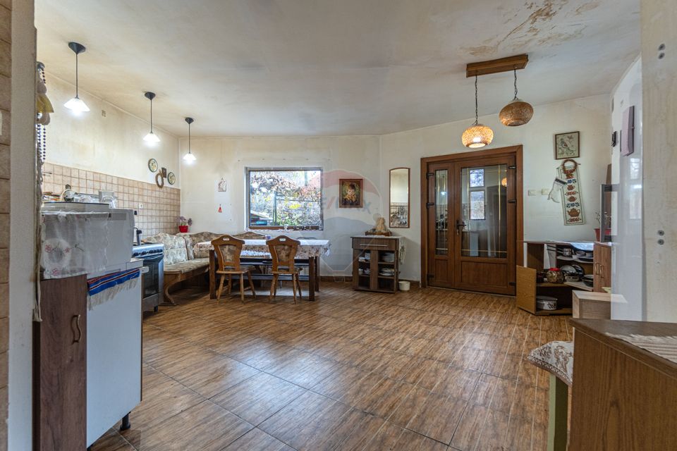 Casă / Vilă cu 6 camere de vânzare in Tarlungeni