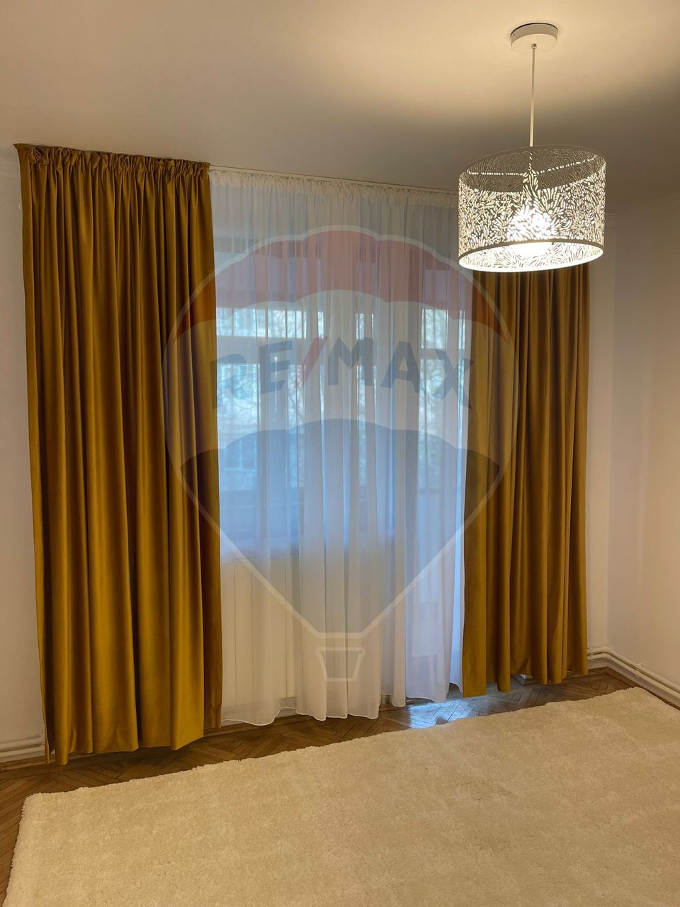 Apartament cu 3 camere de închiriat în zona Rovine