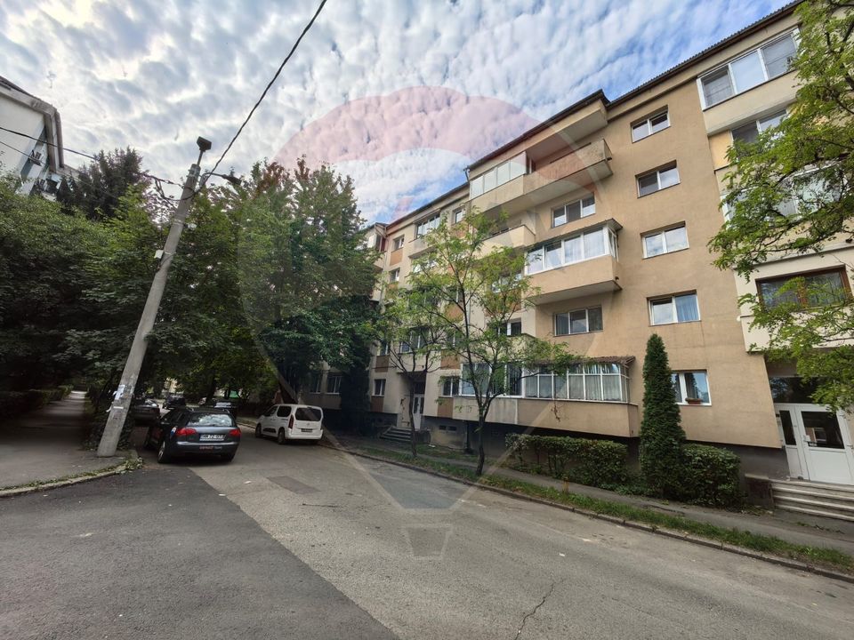 Prima închiriere - Apartament 3 camere + garaj în zona Central