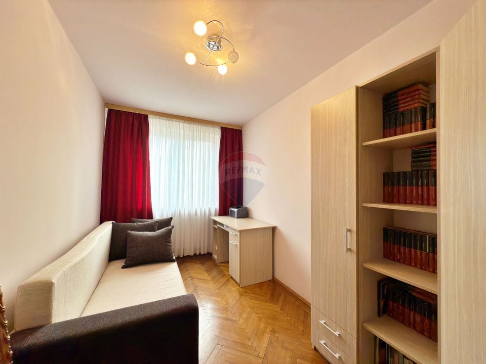 Apartament cu 3 camere de vânzare în zona Podgoria