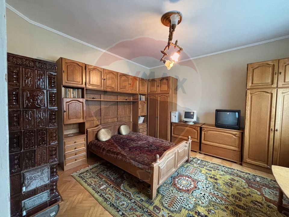 Casă / Vilă cu 5 camere de vânzare în Aleșd zona Ultracentral