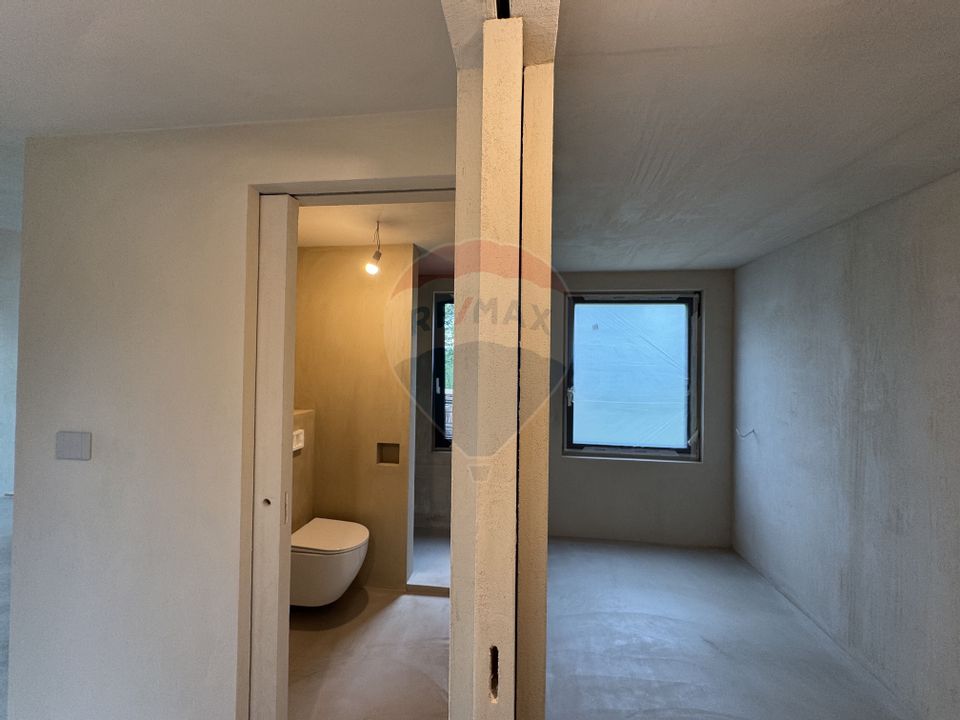 Doua case la munte, cu vedere superba, localizate in Poiana Marului