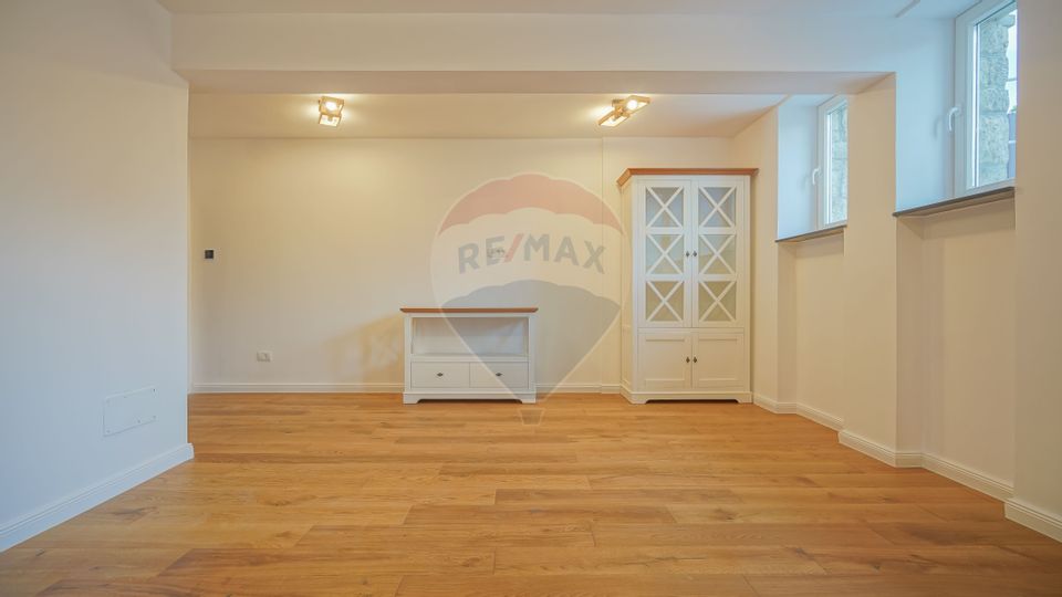 Investiție: apartament renovat în două studiouri separate, Schei