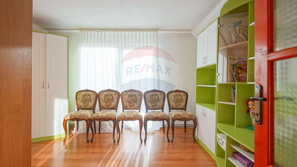 Casă cu 6 camere de vânzare în Râșnov, teren 1.100 mp, zona Glăjărie