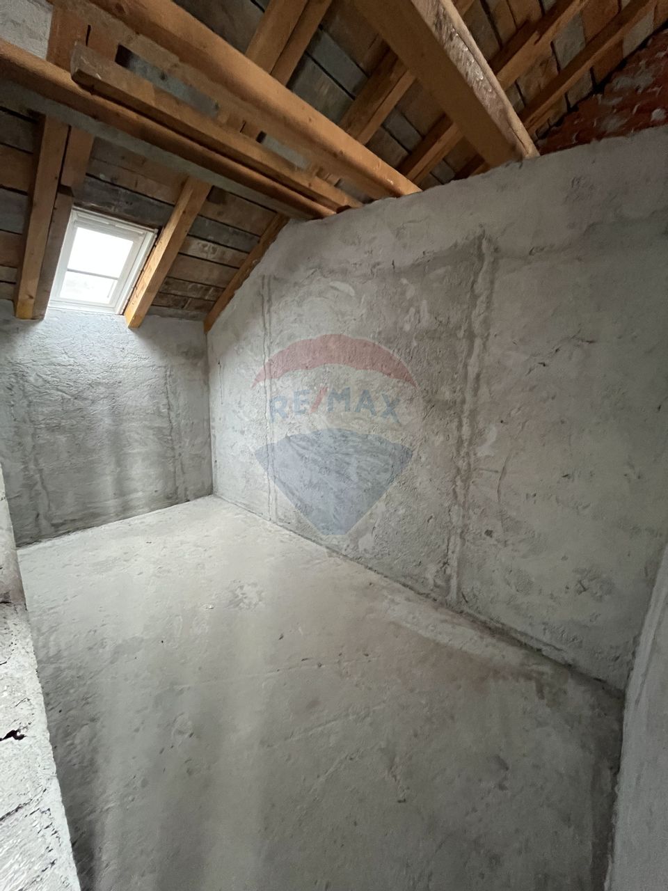 Casă de vânzare în Câmpulung la preț de apartament.