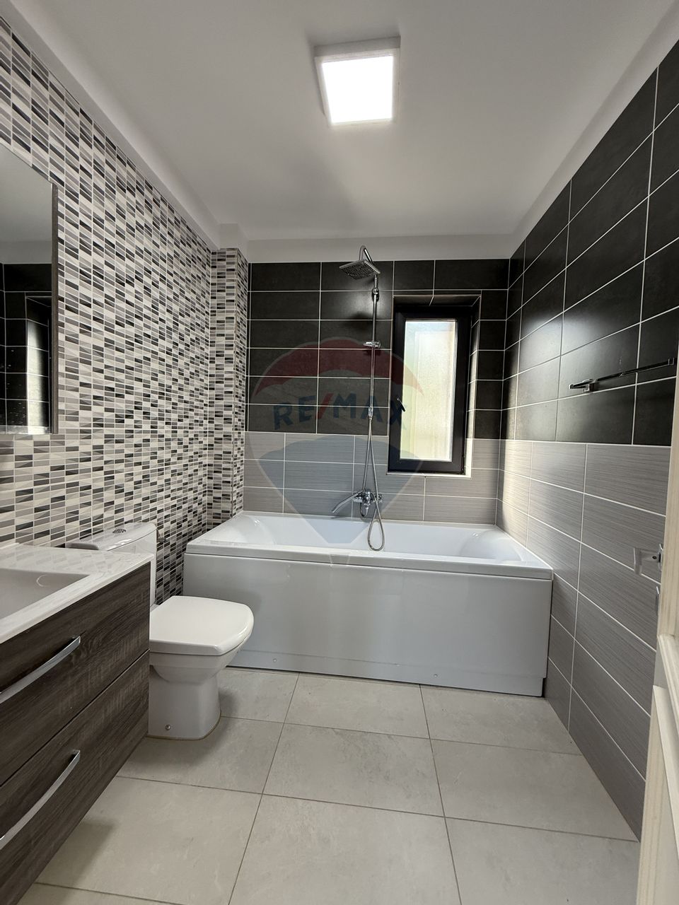 Casă / Vilă cu 4 camere de închiriat