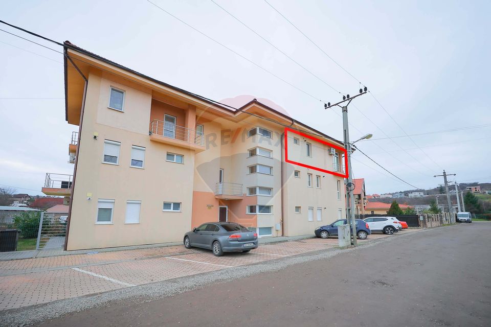 Apartament de Vânzare cu 3 camere și Parcare, Zona Dealuri