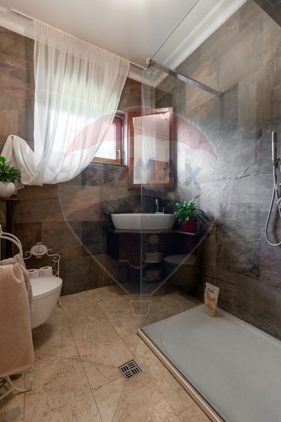 Casă spectaculoasă în Mediaș – reședința antrenorului Cristi Pustai