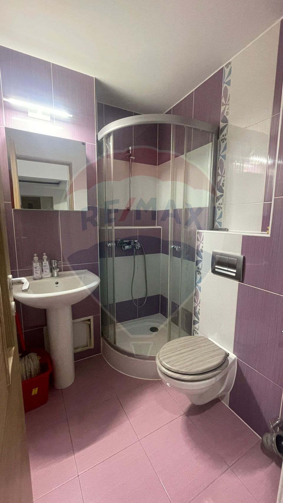 Apartament cu 4 camere de închiriat în zona Sarari