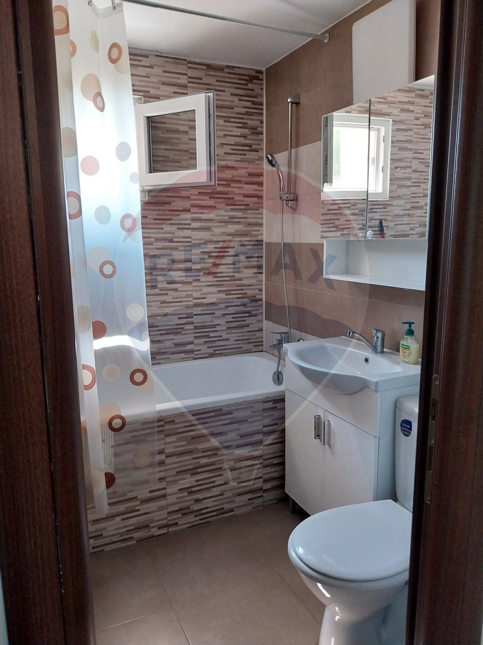 Inchiriere apartament 3 camere, decomandat, utilat si mobilat, Obor