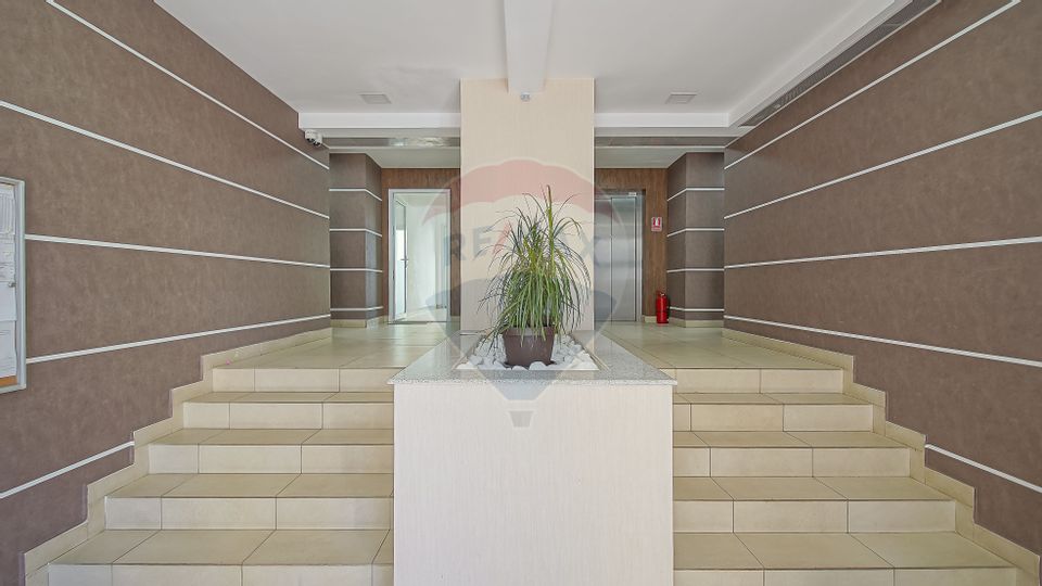 Apartament cu 2 camere și boxă de vânzare la Top City în Tractorul