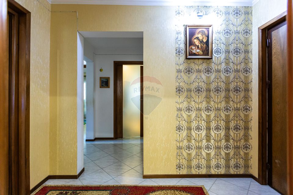 Apartament cu 3 camere decomandate , strada Letea