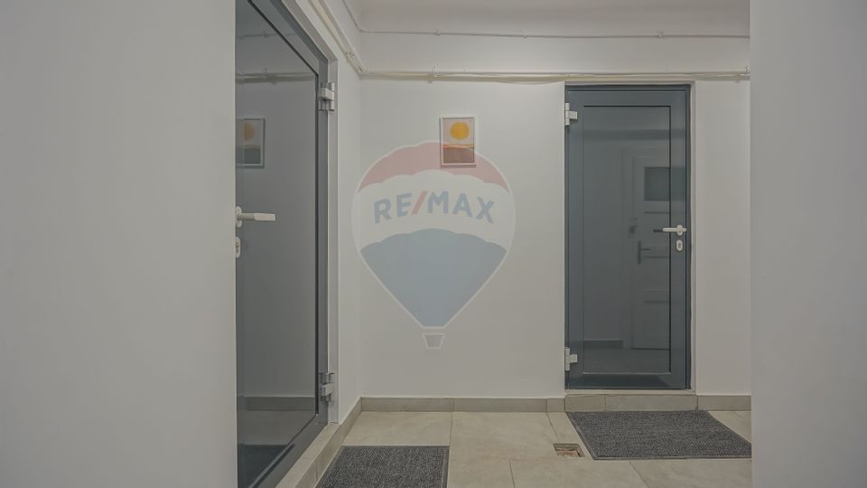 Investiție: apartament renovat în două studiouri separate, Schei