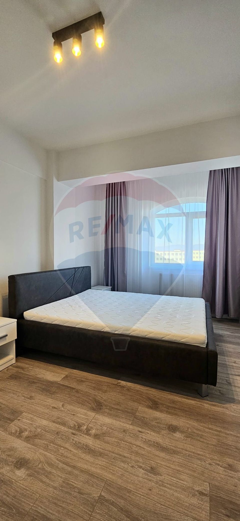 Apartament cu 3 camere de închiriat în zona Central