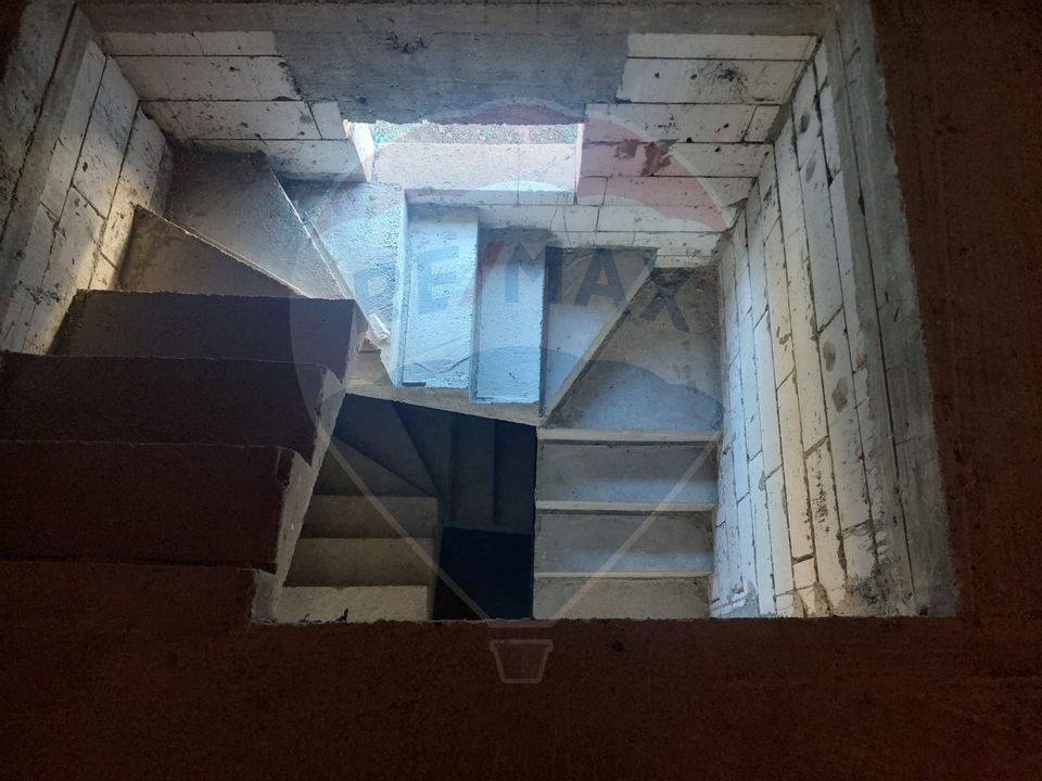 Casa la rosu de vanzare in Caiuti, Bacau