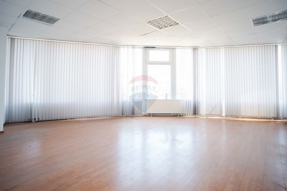 70sq.m Commercial Space for rent, Podul de Piatra area