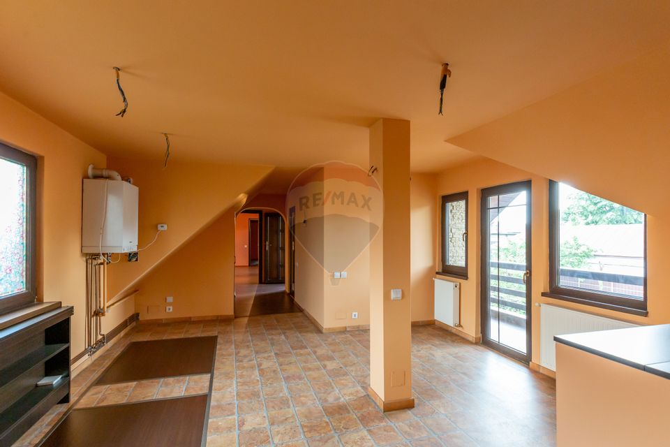 10 room House / Villa for sale, Serbanesti area
