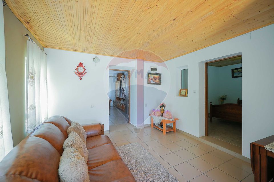 Casă și teren de 1397 mp de vânzare în Ineu, la 18 km de Oradea