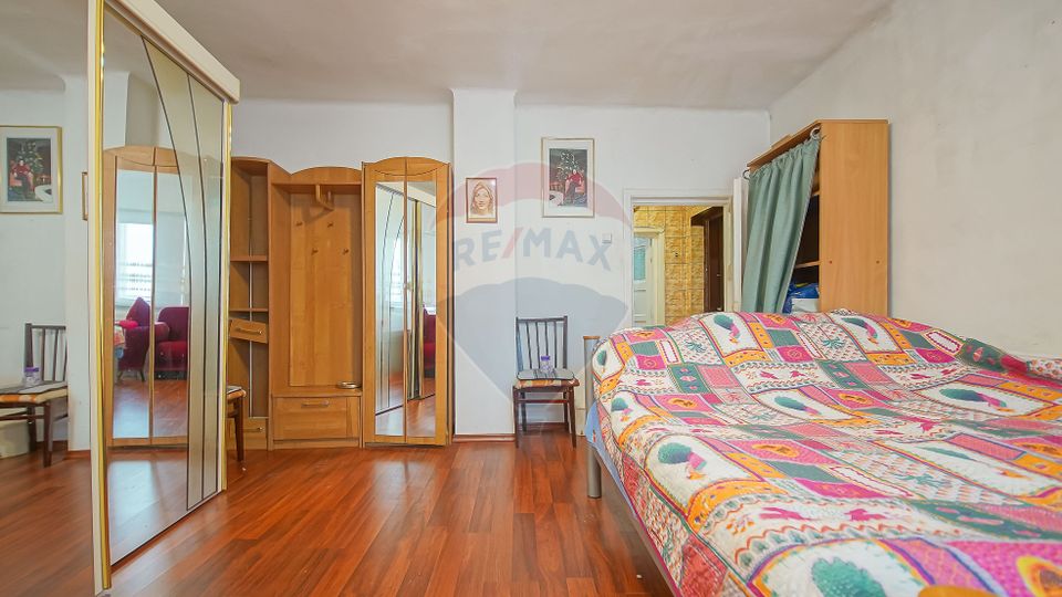 Proprietate cu 2 apartamente și garaj, Schei