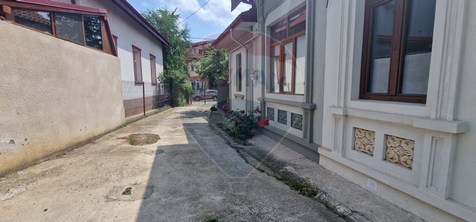 Corp cladire, 3 camere de vânzare, central, CABINET MEDICAL