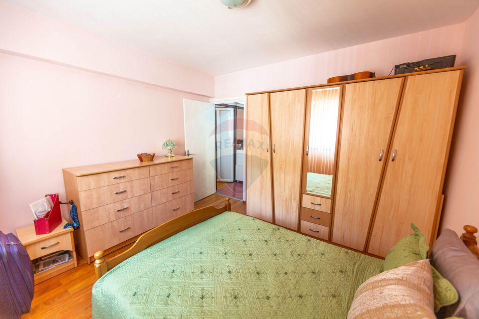 Spacious apartment for sale with 4 rooms, 2 bathrooms Răcădău