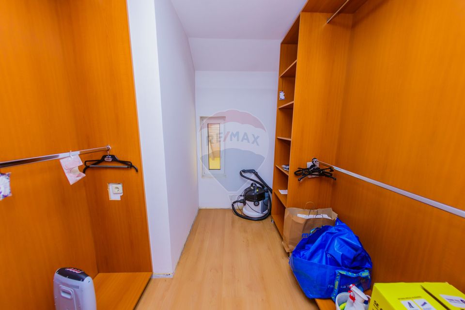 Casă cu 7 camere, 10 ari de vânzare la drumul principal cu 2 intrari