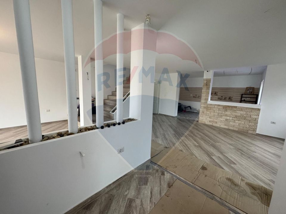 Casă / Vilă cu 8 camere de vânzare în zona Est