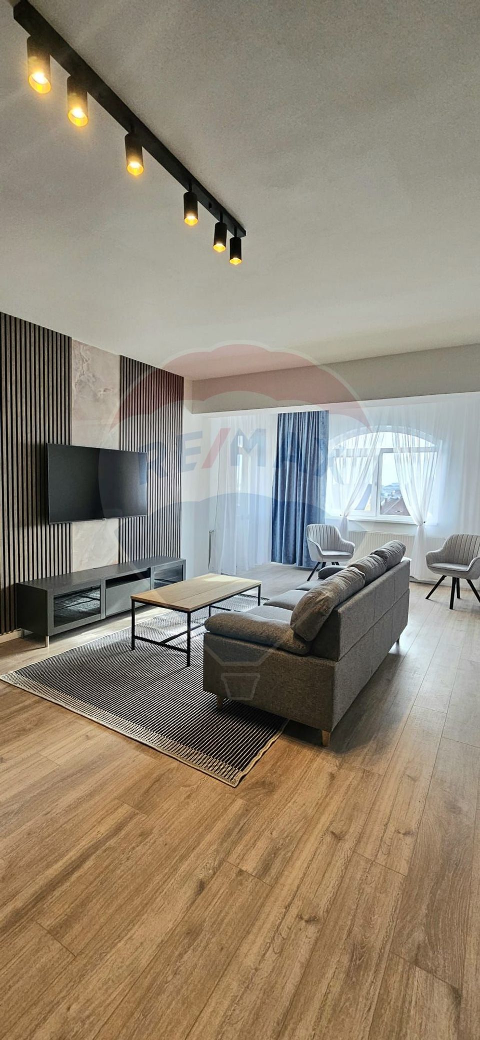 Apartament cu 3 camere de închiriat în zona Central