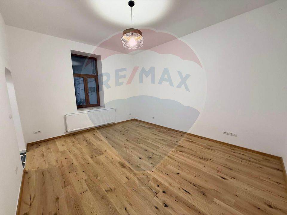 Apartament 4 camere, pe 2 niveluri si curte comuna în Centru