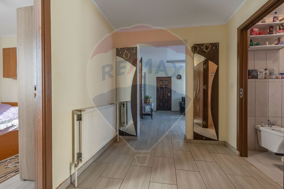 Casă / Vilă cu 6 camere de vânzare în zona Sagului