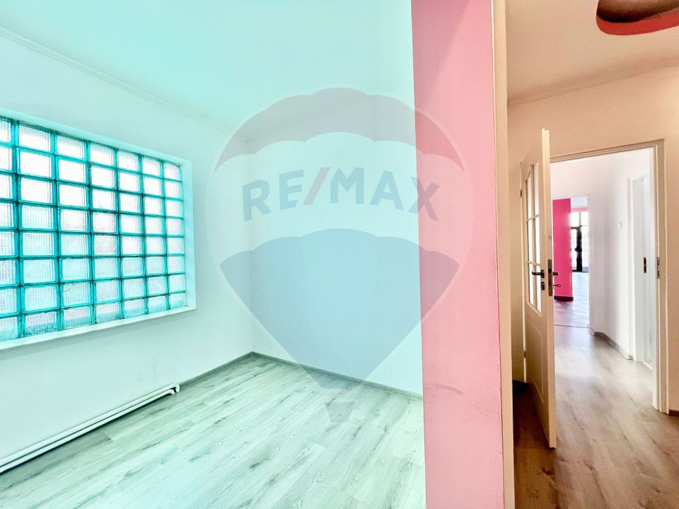 175sq.m Commercial Space for rent, Decebal area